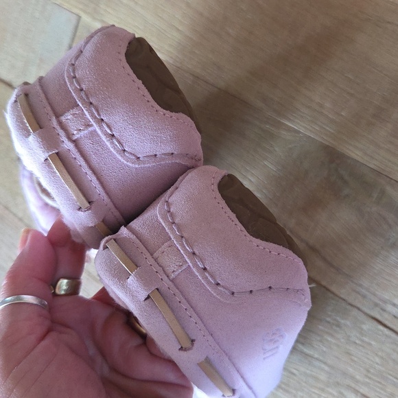 Women's UGG Dakota - Picture 3 of 8